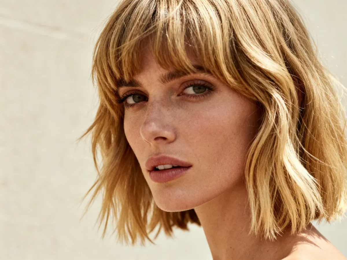 Blond shaggy hair z warstwami i postrzępionymi końcówkami